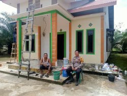 Momen Hangat Jelang Lebaran, Polisi Sapa Warga yang Sedang Cat Rumah dan Sampaikan Himbauan Kamtibmas