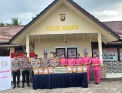 Aksi Humanis Polsek Mandor: Kapolsek dan Bhayangkari Turun Langsung Bagikan Takjil untuk Pengendara
