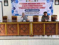 Kepala Desa Tlogosari Gelar Rapat Koordinasi RT dan Linmas Sekaligus Serahkan Bingkisan Lebaran