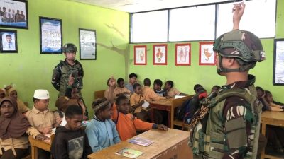 Bangun Kesadaran dan Semangat Belajar, Satgas Yonif 521/DY Berbagi Cerita dan Pengalaman di Sekolah MI Distrik Walesi