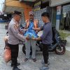 Polsek Lima Puluh Gelar Jumat Berkah, Bagikan Sembako Kepada Keluarga Tidak Mampu di Kelurahan Lima Puluh Kota