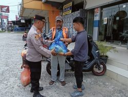Polsek Lima Puluh Gelar Jumat Berkah, Bagikan Sembako Kepada Keluarga Tidak Mampu di Kelurahan Lima Puluh Kota