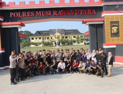 Kapolres Muratara dan Wartawan Bagikan 250 Takjil untuk Pengguna Jalan Lintas Sumatera