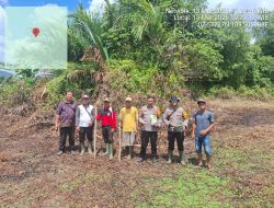 Kapolsek Menyuke Beserta Bhabinkamtibmas dan Pemilik Lahan Lakukan Penanaman Jagung