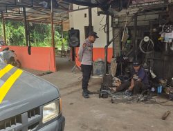 Di Bawah Terik Matahari, Polisi Patroli Sambangi Warga di Titik Rawan Pencurian