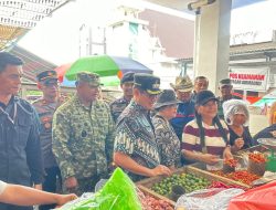 Jelang Idul Fitri 1447 H, Dandim 1310/Bitung Bersama Forkopimda Minut Sidak Pasar dan Bagikan Kupon Subsidi Sembako di Pasar Airmadidi