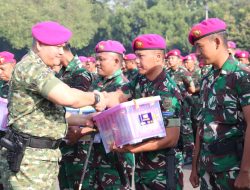 Yonif 2 Marinir TNI AL Gelar Apel Khusus dan Pemberian Bingkisan Lebaran Jelang Cuti Idul Fitri 1447 H