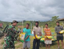 Pos Tarup Yonif 751/VJS Satgas Swasembada Berbagi Sembako untuk Warga Tarup: Ringankan Beban, Pererat Kebersamaan