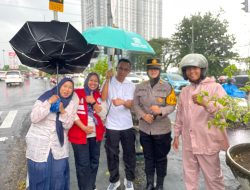 Diguyur Hujan, KSH Bagikan 2.026 Paket Takjil dari Warga RW15 Medokan Ayu Surabaya telah habis hitungan menit