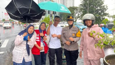 Diguyur Hujan, KSH Bagikan 2.026 Paket Takjil dari Warga RW15 Medokan Ayu Surabaya telah habis hitungan menit