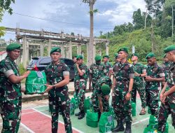 Dansatgas Yonif 763/SBA Bagikan Bingkisan Lebaran Kepada Prajurit dan Keluarga