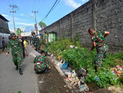 Wujud Kemanunggalan TNI – Rakyat, Kodim 1310/Bitung dan Yonif TP 916/BS bersama Warga Gelar Karya Bakti Pembersihan Kompleks Kanopi Bitung