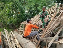 Gotong Royong TNI Dan Warga, Babinsa Kanigoro Bantu Bedah Rumah Tidak Layak Huni