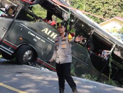 Kapolres Lahat Turun Langsung Pimpin Evakuasi Bus Al-Hijrah, Arus Lalu Lintas Cepat Terkendali