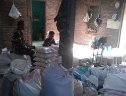 Babinsa Karanggede Turun Cek Pupuk Subsidi, Pastikan Stok Aman dan Harga Tetap Terjangkau