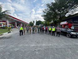 Polres Batu Bara Gelar Patroli Gabungan Jelang Hari Raya Nyepi, Antisipasi Tindak Kriminal dan Kamtibmas Kondusif   BATU BARA – Polres Batu Bara melaksanakan patroli gabungan bersama elemen TNI dan Satpol PP dalam rangka memperingati Hari Raya Nyepi tahun 2026. Kegiatan yang dilakukan pada Kamis (19/3/2026) mulai pukul 09.30 WIB bertujuan untuk mengantisipasi terjadinya tindak pidana 3C (curat, curas, curanmor) serta kejahatan jalanan lainnya di wilayah hukum Polres Batu Bara.   Patroli gabungan yang dipimpin oleh IPDA Junaidi SH (Padal) melibatkan sejumlah personel dari berbagai elemen, yaitu 4 personel Polres Batu Bara, 5 personel TNI, dan 5 personel Satpol PP. Kegiatan patroli menggunakan tiga jenis kendaraan operasional, yaitu mobil patroli R-4 Sat Samapta Isuzu D-Max, mobil patroli R-4 Sat Lantas, serta truk dalmas Sat Samapta.   Rute Patroli yang Ditempuh Tim gabungan melakukan patroli menyasar beberapa titik strategis di wilayah hukum Polres Batu Bara, antara lain:   – SPBU Petatal – Kolam Renang Banyu Wangi – Exit Tol 50   Selama patroli, personel melakukan pengawasan terhadap kawasan yang menjadi tujuan utama untuk memastikan keamanan dan ketertiban. Selain itu, patroli juga menjadi bentuk sinergi antar lembaga dalam menjaga kamtibmas di wilayah tersebut.   Hasil yang Dicapai Hingga saat pelaporan dibuat, situasi kamtibmas di seluruh rute patroli terpantau aman dan kondusif. Di SPBU Petatal terlihat terdapat antrian kendaraan namun tetap terkontrol dan kondusif. Sementara di Kolam Renang Banyu Wangi serta Exit Tol 50, situasi dalam keadaan aman tanpa adanya gangguan apapun.   “Patroli gabungan ini merupakan bentuk sinergi antar lembaga untuk menjaga keamanan dan ketertiban jelang Hari Raya Nyepi,” ujar salah satu personel yang terlibat.   Kegiatan patroli ini menjadi bagian dari upaya berkelanjutan Polres Batu Bara dalam menjaga keamanan, ketertiban, dan ketentraman masyarakat selama periode perayaan Hari Raya Nyepi.  Sumber Kasi Humas Polres Batu Bara