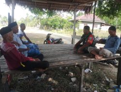 Pererat Silaturahmi Di Bulan Ramadan, Babinsa Koramil 17/Spk Ajak Warga Jaga Kesehatan Di Tengah Cuaca Ekstrem