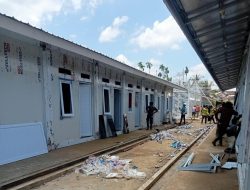 Siang Malam Dikebut, Babinsa Kawal Langsung Progres Huntara di Bukit Linteng