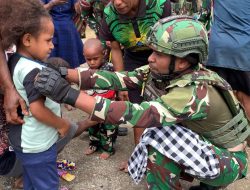 Pos Bulangkop Satgas Yonif 751/VJS Anjangsana ke Kampung Bulangkop: Bagikan Baju Layak Pakai untuk Anak-Anak hingga Dewasa