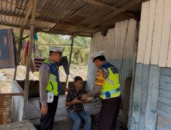 Satlantas Polres Batu Bara berbagi sembako kepada pengguna jalan dalam kegiatan Minggu Kasih
