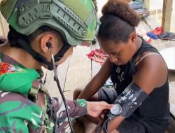 Pos Iwur Yonif 751/VJS Satgas Swasembada Gelar Pengobatan Anjangsana & Bagikan Obat Cacing di Kampung Kamyoim