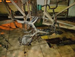 Diduga Korsleting Tiang Listrik, Kebakaran Hanguskan Garasi Klinik dan Lima Kendaraan di Palembang