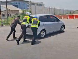 Gerak Cepat Polantas Gresik Datang Bantu Pemudik Mogok hingga Lalin Kembali Lancar