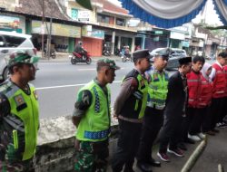 Babinsa Kodim 0724/Boyolali Turun Tangan, Bantu Kelancaran Arus Balik di Pospam Pasar Ampel