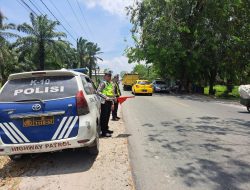 Satlantas Polres Batu Bara patroli jalinsum, kenakan bendera merah di lokasi rawan untuk mengingatkan pengendara