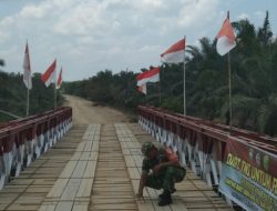 Babinsa Susuri Jembatan Bailey Baktiya, Pastikan Akses Antar Desa Tetap Aman dan Kokoh