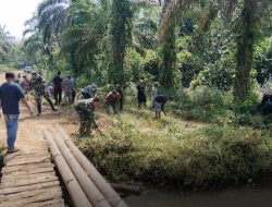 Tingkatkan Konektivitas, Koramil 402-09/Mesuji Bersama Warga Bersihkan Lokasi Pembangunan Jembatan