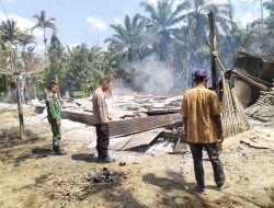 Babinsa Koramil 20/Cot Girek Tinjau Langsung Lokasi Kebakaran, Rumah Warga Hangus Terbakar