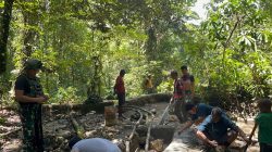 Satgas Pamtas RI-PNG Kewilayahan Yonif 763/SBA Gotong Royong Perbaiki Sumber Air Bersih di Kumurkek