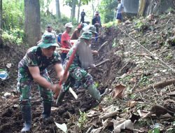 TNI dan Warga Gotong Royong Bangun Jembatan Penghubung Dua Desa di Malang