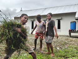 Sambut Paskah, Satgas Yonif 521/DY Laksanakan Karya Bakti di Gereja GKI Tigris Muaranawa