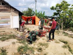 Koramil 06/Samudera Bergerak Cepat, Warga dan TNI Bersatu Bersihkan Dampak Banjir di Blang Peuria
