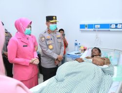 Sentuhan Kemanusiaan, Kapolda NTB Sambangi Anggota yang Dirawat