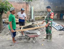 Babinsa Desa Krisik Dampingi Renovasi RTLH Dan MCK, Wujud Nyata Kepedulian TNI Kepada Warga
