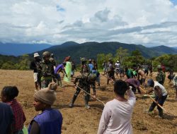 Peduli Infrastruktur Wilayah, Satgas Yonif 521/DY Gotong Royong Bersihkan Landasan Pacu Eragayam