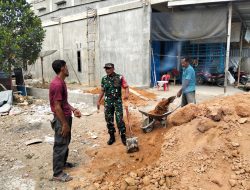Babinsa Bantu Warga Sambil Komsos, Pererat Silaturahmi di Hari Raya