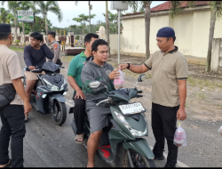 Sat Intelkam Polres Mesuji Bersama BEM STIES Darul Huda Berbagi Takjil kepada Pengguna Jalan di Bulan Ramadhan