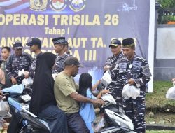 Ramadhan Berkah Satgas Trisila Armada III, Tebar Kebaikan Melalui Pembagian Takjil di Kota Tual