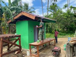 TMMD Ke-127 Kodim 1804/Kaimana Laksanakan Pengecatan MCK di Kampung Sisir