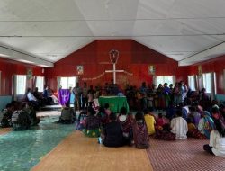 Perkuat Iman dan Kerukunan, Satgas Yonif 200/BN Bagikan Alkitab di Distrik Dal