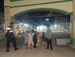 Personel Polsek Medang Deras Amankan Sholat Tarawih di Masjid Al-Ihsan, Pastikan Keamanan Warga