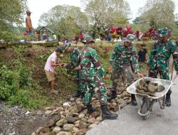 Pemasangan Berem Jalan Terus Dikebut Satgas TMMD Ke 127 Kodim 0808/Blitar Bersama Warga