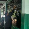 Gegana Brimob PMJ Bersihkan Masjid Al-Magfiroh di Slipi, Wujud Kepedulian Jaga Lingkungan