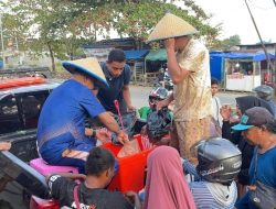 Semarak Ramadhan di Sorong: Wakapolda Papua Barat Daya Turun ke Jalan Berbagi Takjil Ikan Lele dan Mujair kepada Ribuan Warga
