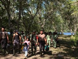 Dandim 1804/Kaimana dan Ketua Persit Tinjau Lokasi TMMD ke-127 di Kampung Sisir, Disambut Antusias Anak-Anak Sekolah