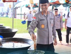 Kapolda Aceh Berbaur dengan Warga Saat Memasak Kuah Beulangong di Khanduri Ramadhan
